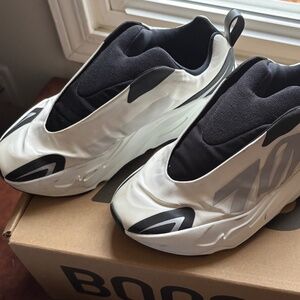 Adidas Yeezy Boost 700 MNVN Laceless Analog sneaker